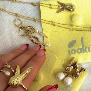 Guldfärgade smycken från Ioaku påsk kollektionen  - Säljer mitt  ioaku påsk ägg pga att det inte kommer till andvändning! Endast andvända fåtal gånger. Smyckena har detaljer av pärlor som ger en lyxig känsla. Perfekt för att lägga till en unik touch till din stil! Hör av er vid frågor 💕