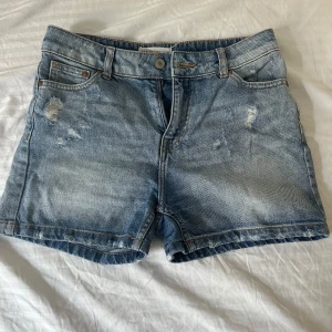 Jeans shorts  - Skit snygga jeans short från Lindex de är nästan helt nya då de är för små för mig! De passar perfekt inför sommarn❤️❤️