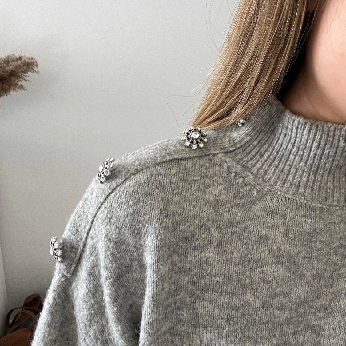 Grå stickad tröja med pärldetaljer - 1