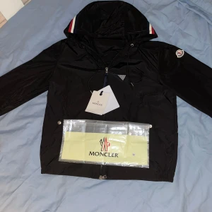 Moncler windbreaker  - Moncler jacka som håller dig stilren och bra mot vind/regn. Märket scannar och allt om ni vill ha fler bilder är det bara att höra av sig. Den är helt ny och säljer den för ett underbart pris. Finns kvitto.