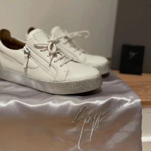 Vita sneakers med glittrig sula - Säljer nu ett par riktigt fina skor i strl 40. Skorna är i väldigt fint skick. Hör av er vid frågor eller fler bilder! 