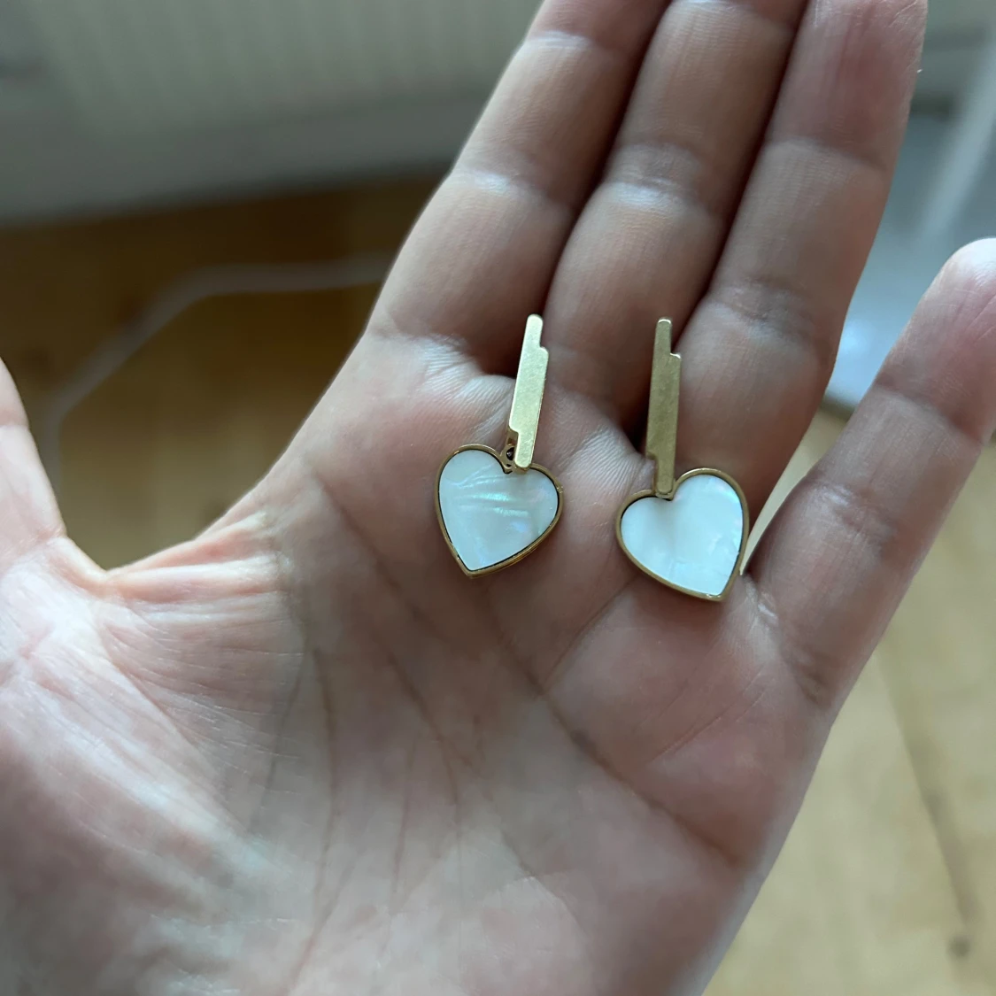 Guldörhängen med hjärtformad pärlemor