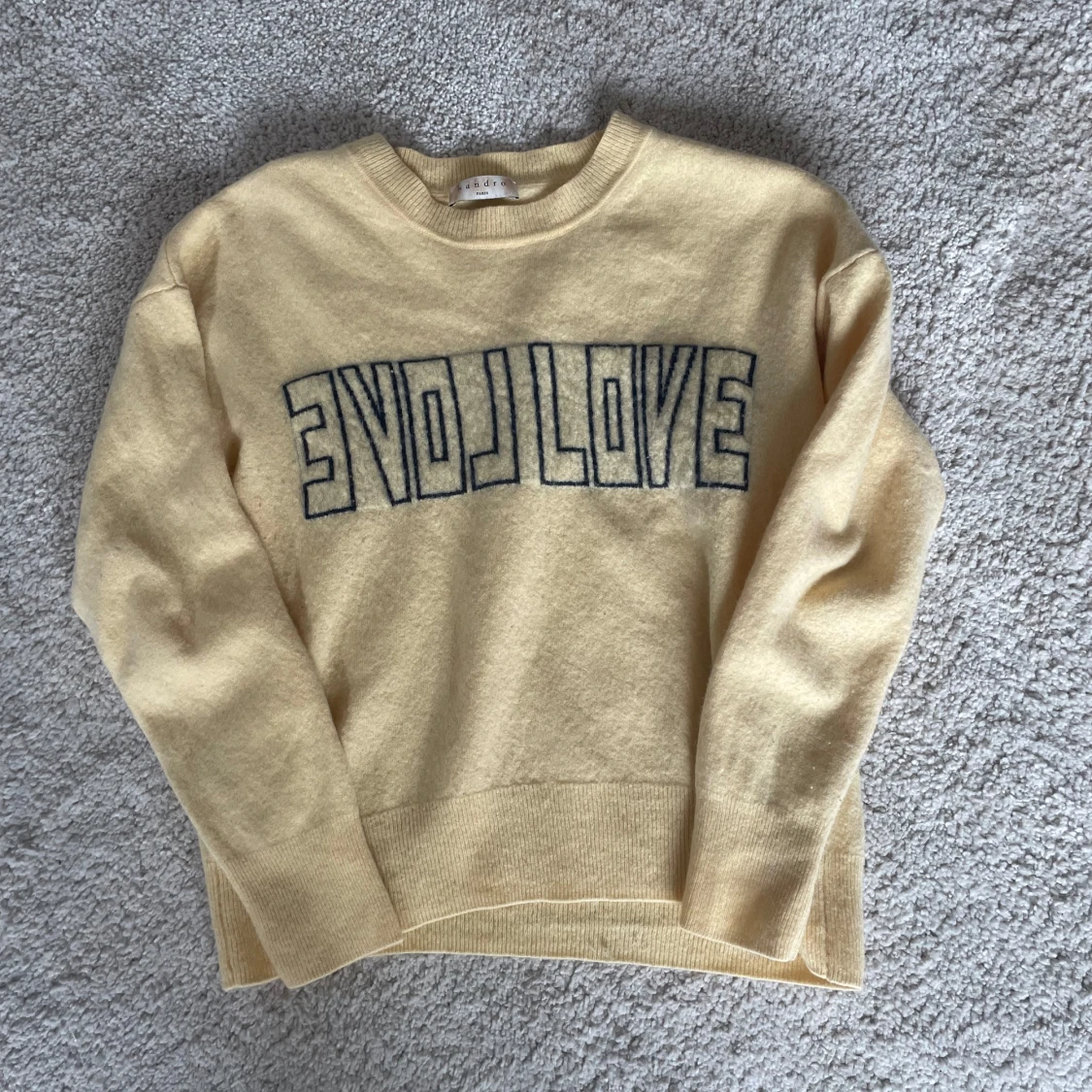 Gul stickad tröja 🌼