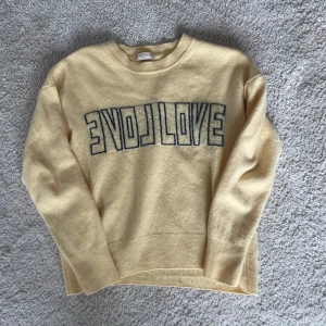 Gul stickad tröja 🌼 - Super fin stickad tröja i kashmir blandning från sandro🤍Perfekt till våren, passar XS/S. Använd men i bra skick 🌼Pris går att diskutera! 