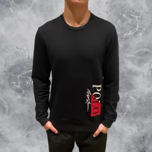 Ralph Lauren Sweater tröja svart - •Ralph Lauren ”Sle-top” tröja svart. Tvär fet tröja i ett skönt material att ha över T-shirten! Skick: 8-9/10, inga skador! Storlek: S. Modell: 173 cm, 63 kg. Authentic: ✅. Hör av dig vid frågor eller funderingar. Mvh Hessler’s;)  