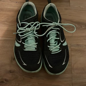 Svart och mintgrön sneakers från Ecco - Säljer ett par snygga sneakers från Ecco i svart och mintgrön färg. Skorna har snörning och en bekväm sula som ger bra stöd. Perfekta för en aktiv livsstil.