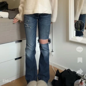 Blå bootcut jeans med slitningar - Snygga blå bootcut jeans med slitningar på knäna. De har en klassisk femficksdesign och en bekväm passform. Perfekta för en avslappnad stil.