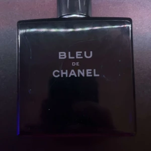 Bleu de Chanel parfym - Låda till parfymen finns med. Den e aldrig använd och i sprillans nytt skick. Den e 100ml och jättebra för dig som letar en fräsch sommar parfym. Går att diskutera pris och vid mer frågor så kan man alltid skriva
