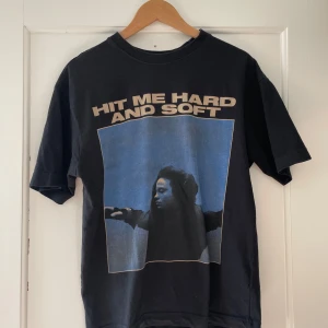Billie Eilish HMHAS tour merch T-shirt  - Så snygg HMHAS tour T-shirt i strl XS men oversized. Jättefint skick!! Skickas ASAP om man vill ha den till konserten nästa vecka😍