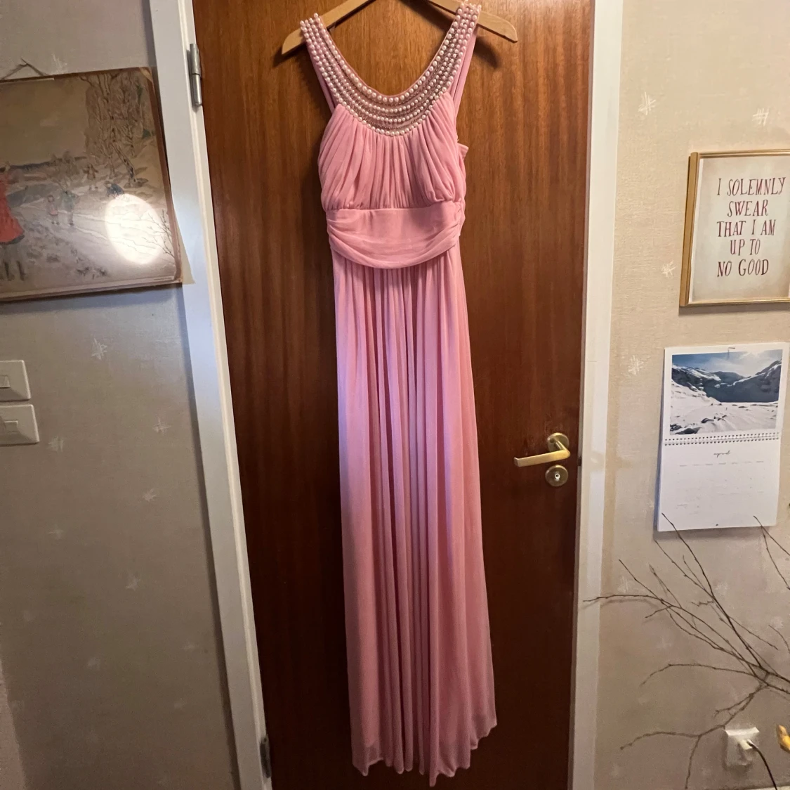 Långklänning i rosapink med pärldetaljer från Tiffany