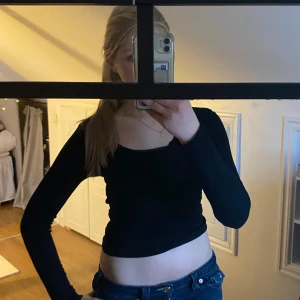 Svart långärmad spetstopp - En svart, långärmad topp med rund halsringning med en spetskant. Enkel och stilren design som passar till många olika outfits. Mjuk och stretchig för en bekväm passform. Har används men väl omhändertagen för och inga tecken på deffekter. Hör av dig vid frågor eller interesse💞
