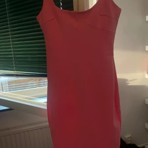 Rosa ärmlös klänning från zara  - Säljer en söt rosa klänning med ärmlös design och figurnära passform. Klänningen har en enkel och stilren look med rundad halsringning. Perfekt för dig som vill ha en feminin och trendig stil.
