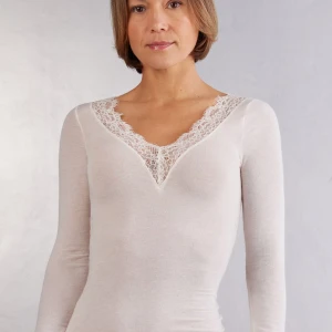 Intimissmi tröja vit v-ringad - Vit v-ringad intimissmi tröja som är sparsamt använd kom privat vid intresse!💗