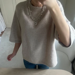 Trekvartsärmad tröja - Mysig beige stickad tröja från & Other Stories med trekvartsärm💖Nypris 800kr