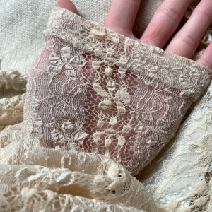 Beige spetstopp med lång ärm - Säljer en superfin spetströja som är lite genomskinlig och perfekt med linne under. Använd nåra gånger ❤️❤️❤️skulle säga att den passa xs-m beroende på om man vill ha tajt/inte❤️❤️