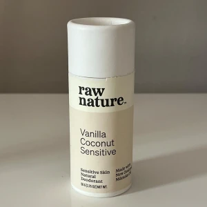 Deodorant från Raw Nature - Naturlig deodorant för känslig hud med doft av vanilj och kokos. Vegansk och cruelty free. Kommer i en miljövänlig pappförpackning 🤍