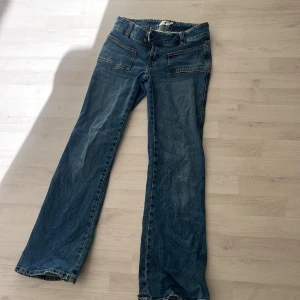 Blå bootcut jeans - Snygga blå bootcut jeans med klassisk femficksdesign. Perfekta för en avslappnad stil. De har en bekväm passform och är tillverkade i slitstarkt denim.