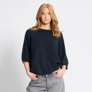 Mörkblå tröja med trekvartsärm - Snygg mörkblå tröja med trekvartsärm, perfekt för en stilren look. Tröjan har en avslappnad passform och är tillverkad i ett mjukt material som ger en bekväm känsla hela dagen.