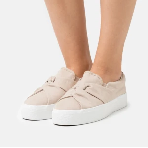 SÖKER  - Söker dessa storlek 38