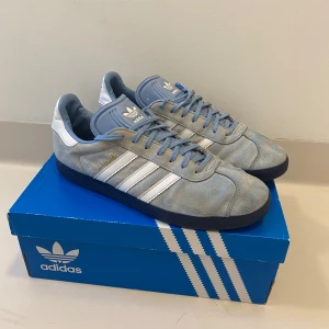 Adidas gazelle Herr skor 45 - Ljusblåa adidas gazelle herr skor (Storlek 44 2/3) Mycket bra skick ||  Pris kan diskuteras ||  Skriv vid Instagram fråga eller fundering💯🤝