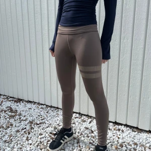 Träningsbyxor från Stronger - Snygga träningsbyxor från Stronger. Perfekta för träning eller en aktiv dag. De är tillverkade i ett stretchigt syntetmaterial som ger en bekväm passform. Storlek S! Skriv vid prisförslag eller frågor!💕😊