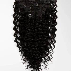 Svart lockigt löshår med clips - Säljer ett oanvänt set med svart lockigt löshår som enkelt fästs med clips. Perfekt för att snabbt få längre och fylligare hår med vackra lockar. Clipsen är diskreta och lätta att använda. Kommer från Rapunzel of Sweden. Säljer för att jag köpt fel färg och lockarna inte passar mina. Priset kan diskuteras vid snabb affär 🤍ordinarie pris: 1399kr