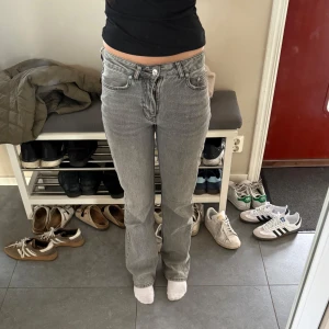 Grå jeansbyxor från Gina tricot - Säljer ett par grå jeansbyxor från Gina tricot. Stolek 34.