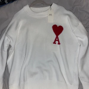Vit stickad tröja från Ami - Vit stickad tröja från Ami, Tillverkad av ekologisk bomull. Aldrig använt den