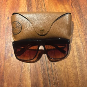 Rayban liknande solglasögon  - Säljer ett par Rayban liknande solglasögon | färg brun | rayban fodralet ingår inte | kommer packade i både en liten låda med glasögonfodral | bara att skriva för eventuella frågor | 😃
