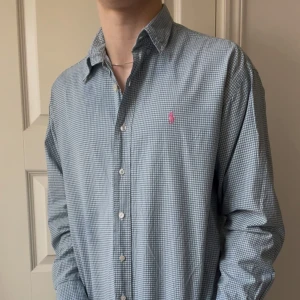Ralph Lauren skjorta - Skick 6/10 ||  vissa färgfläckar kom privat för bilder på dom  || Modellen är 180, 72 kg || Kom med frågor! Storlek ”L”  
