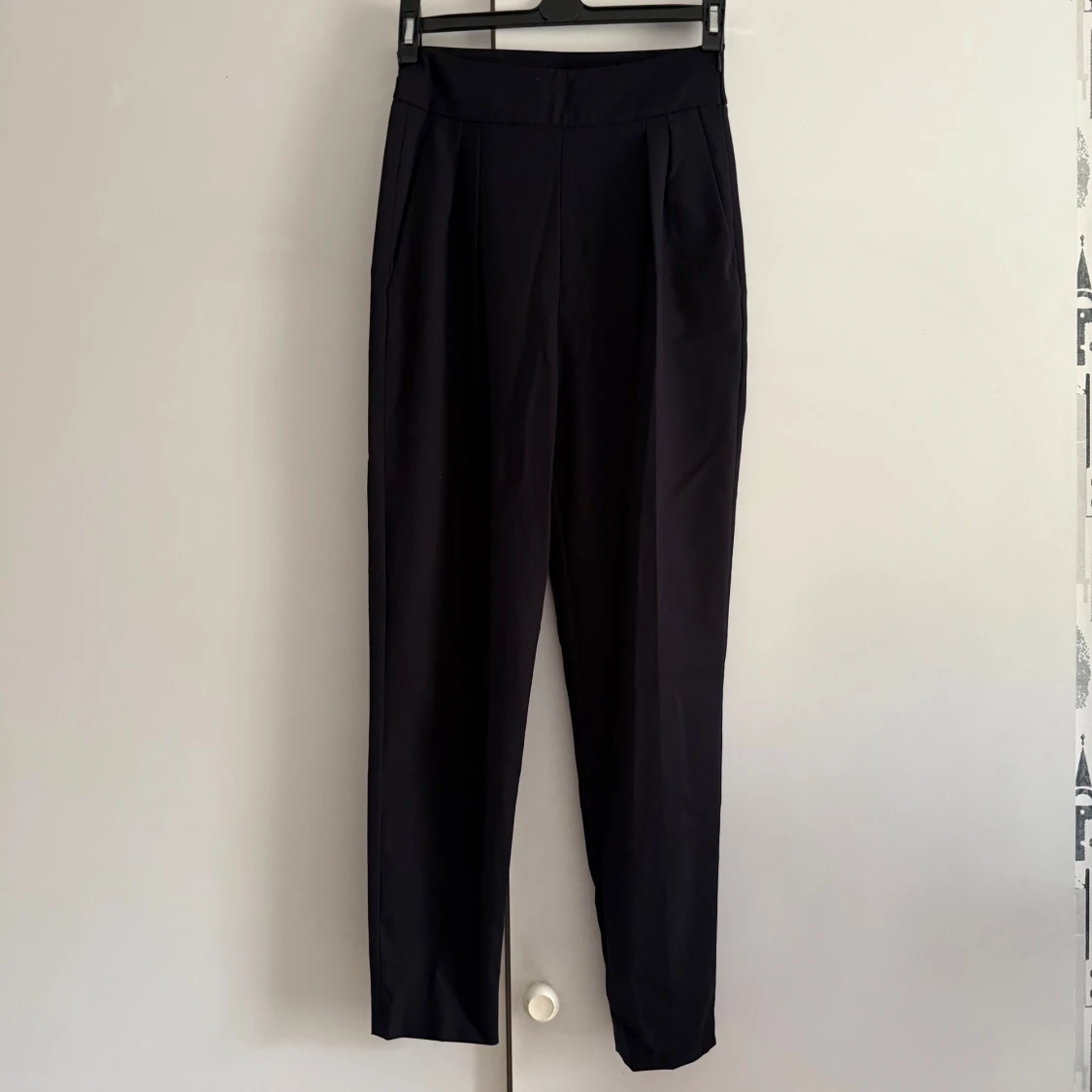 Svarta kostymbyxor från Mango