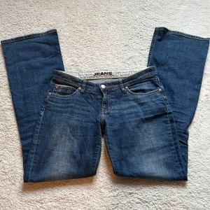 Blå bootcut jeans från Big Star - Lågmidjade, bootcut jeans från Big Star. Jeansen har fem fickor, snygga sömmar på bakfickorna och har inga defekter. Kontakta mig för fler bilder eller vid intresse!💕