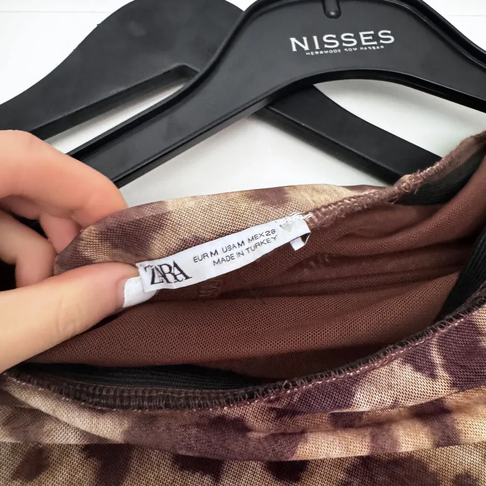 Säljer en snygg leopardmönstrad kjol från Zara i bruna och beige toner. Kjolen har rak passform och är i en mjuk, stretchig syntetblandning. Perfekt för dig som vill sticka ut med ett djurmönster!. Hameet.