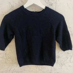 Mörkblå stickad tröja med dragkedja - Säljer en stilren mörkblå stickad tröja med trekvartsärm och dragkedja i ryggen från zara i storlek s