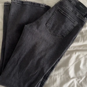 Grå jeans - Säljer mina gråa jeans från Gina, dom är använda typ 4 gånger så i ett bra skick! Dom är i storlek 158 säljer för 250kr🩷