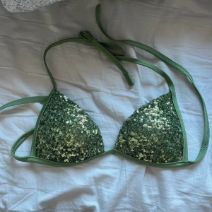 Calzedonia bikini, paljetter - Superfin bikini från calzedonia som aldrig kommit till användning. Går inte att få tag på längre💕🌸