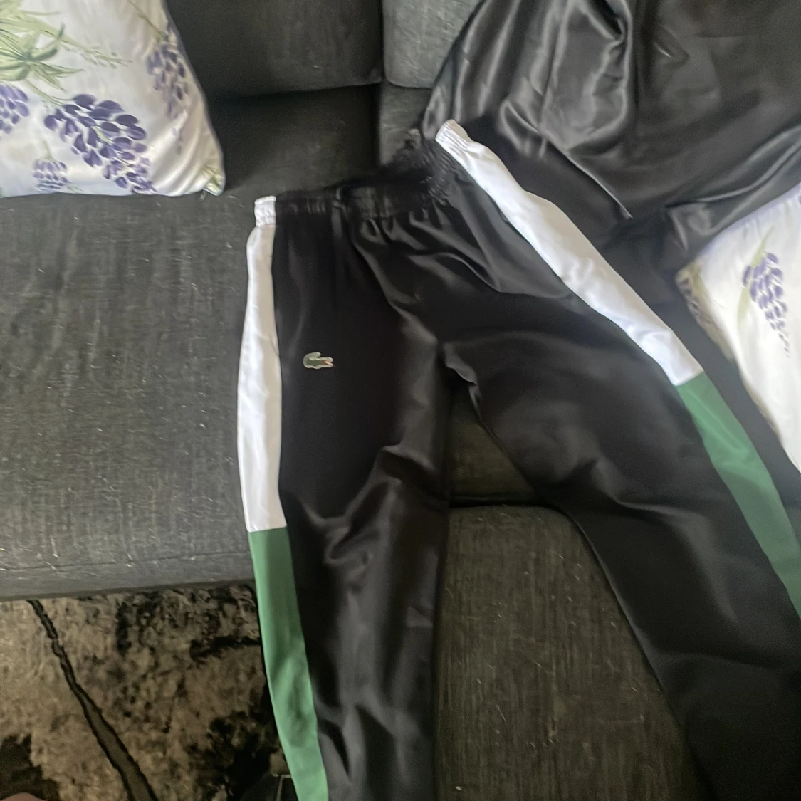 Svarta träningsbyxor från Lacoste - 1