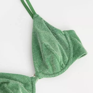 Grön glittrig bikiniöverdel - Säljer en grön glittrig bikini. Bikinitrosor i storlek S medföljer 