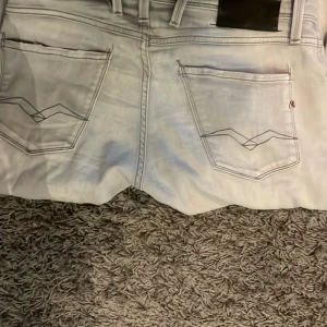 Ljusa jeans från Replay - Säljer mina Snygga ljusa jeans från Replay i modellen Anbass för att dom inte passar längre. De är perfekt nu till sommaren . Perfekta för en stilren look. Pris kan diskuteras vid snabb affär 