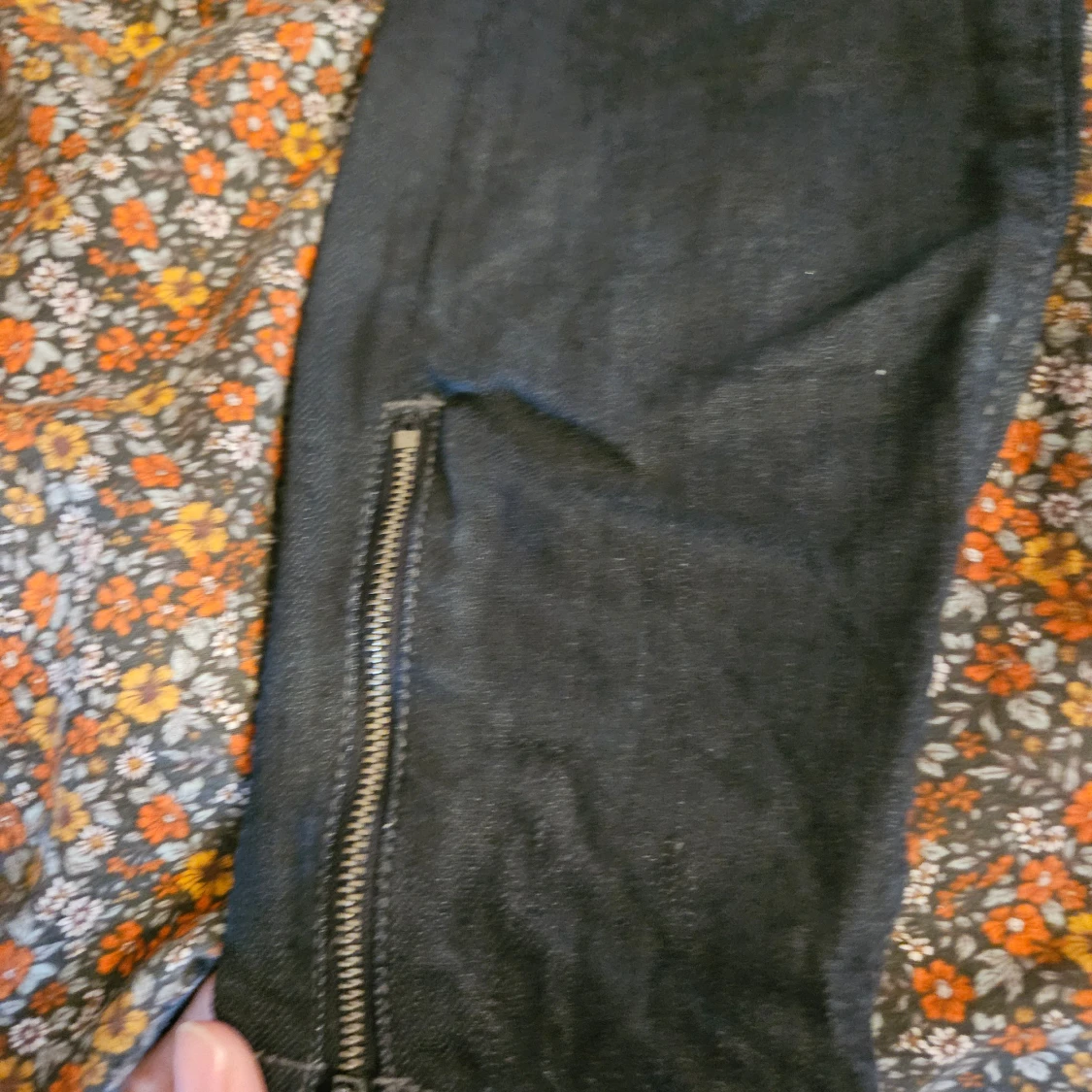 Svarta jeans med dragkedjor - 2