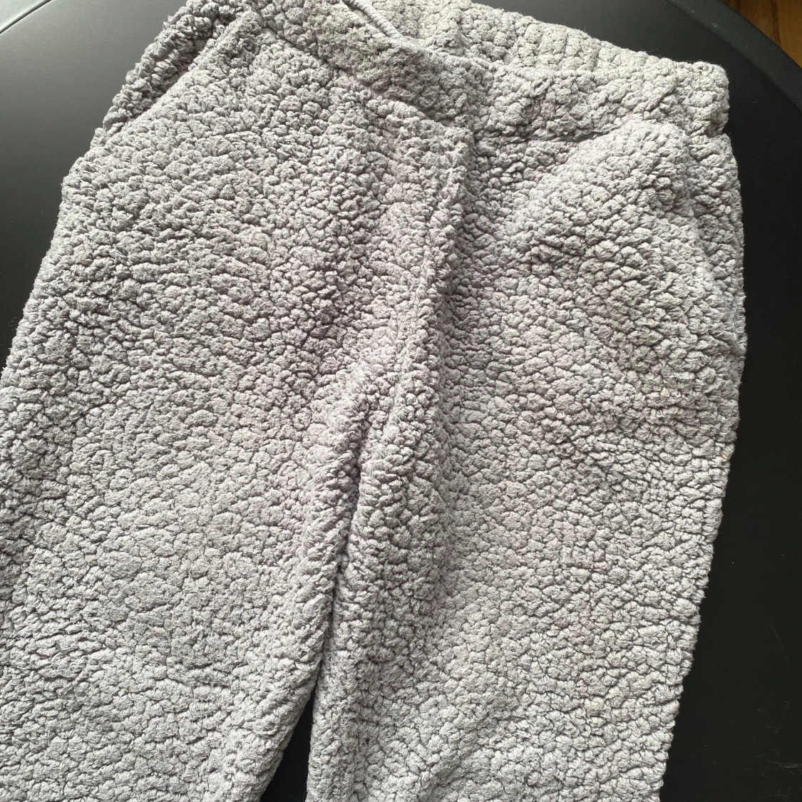 Grått mjukisset hoodie och byxor - 2