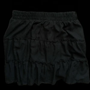 Svart kjol med mönster  - Inga defekter, ett övertyg och ett undertyg som är tjockare🎀 skulle uppskatta storleken till S🎀