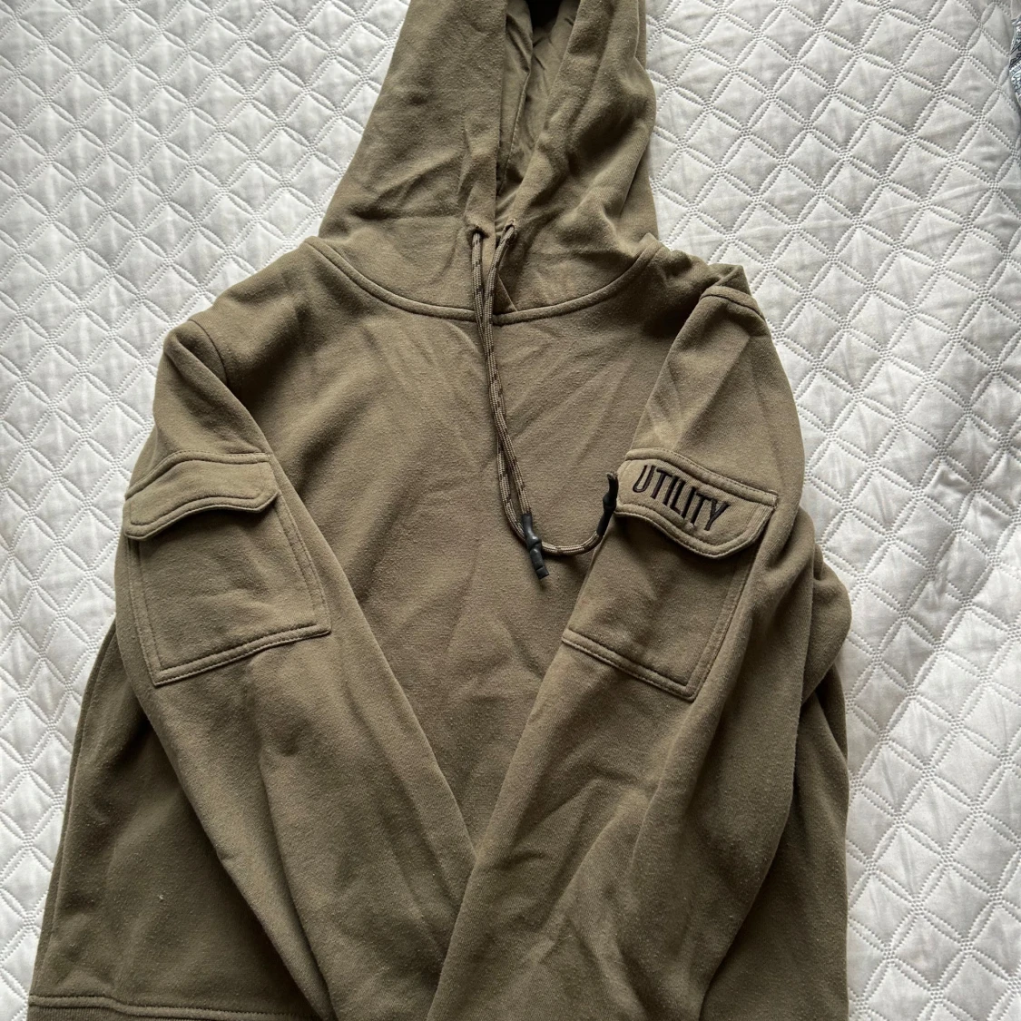 Grön hoodie med fickdetalj - 1