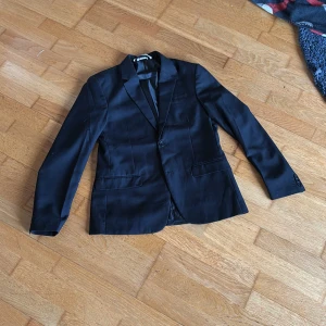 Kostym från H&M - En snygg kavaj som funkar både till vardags och till finare tillfällen. Använd en gång. Storlek 164. Köpare betalar för frakt. Priset kan diskuteras! 