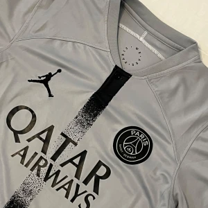 PSG Fotbollströja - PSG tröja✨Storlek: M✨Skick: Gott men använt✨Mindre skavanker som ”klistermäkren” lossat från insidan(Se bild 5)✨Kom med prisförslag så kanske det blir accepterat😉