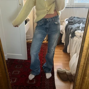 Blå jeans med bootcut - Snygga blå jeans med bootcut-stil och medelhög midja. Perfekta för en avslappnad look. De har en bekväm passform. Dock lite slitna längst ner, se sista bilden