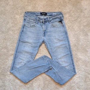 Ljusblåa Replay Anbass jeans - w30 l32 - Hej säljer ett par ljusblåa replay jeans som är i mycket bra skick! Modellen är anbass och sitter slim. Stl w30 l32. Hör av dig om du har frågor. Mvh Galgen 🤗