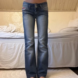 Blå bootcut jeans från Extreme - Snygga blå lågmidjade bootcut jeans från Extreme😍storleken är M men passa även S