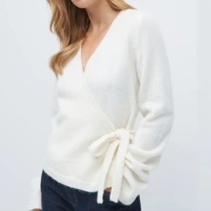 Stickad tröja med knyt - Stickad tröja från gina tricot. knappt använd då den är lite för liten på mig. 