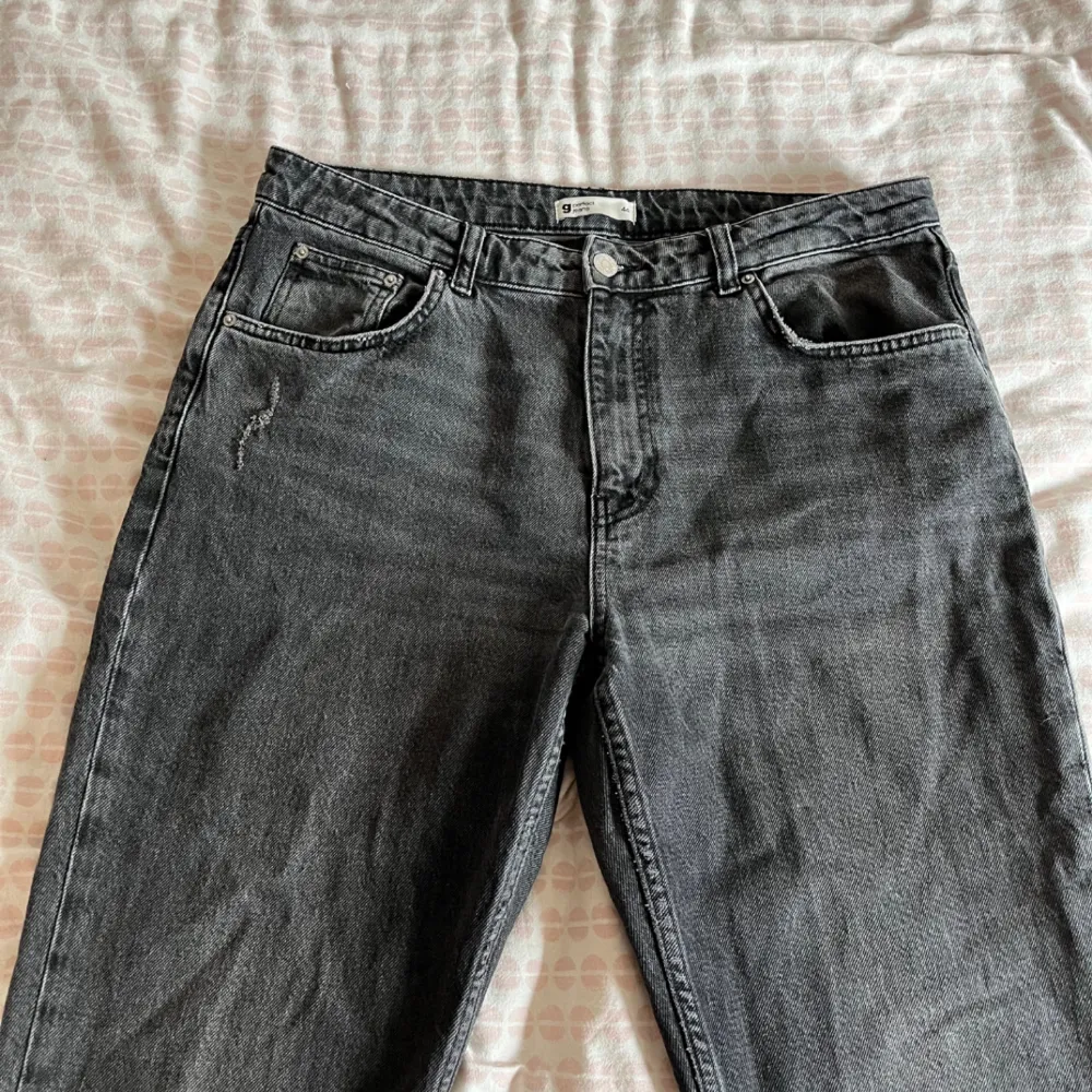 Säljer ett par svarta lågmidjade bootcut jeans med slitning på ena benet. Pris kan diskuteras vid snabb affär. . Farkut & Housut.